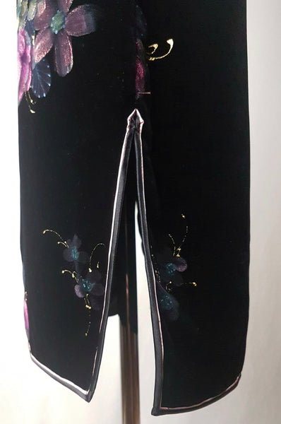 Skirt slit view with contrasting piping and hand-painted pink floral design on a 1950s black velvet cheongsam qipao dress