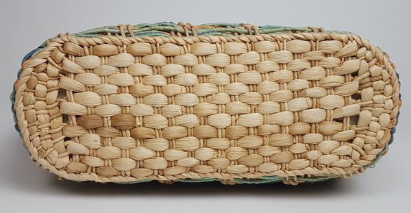 Rectangular base of the tote bag woven from wide natural-coloured fibres
