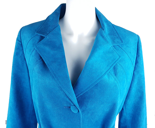 Close-up of the shoulder, notched lapel and curved front seam in the suede-effect fabric