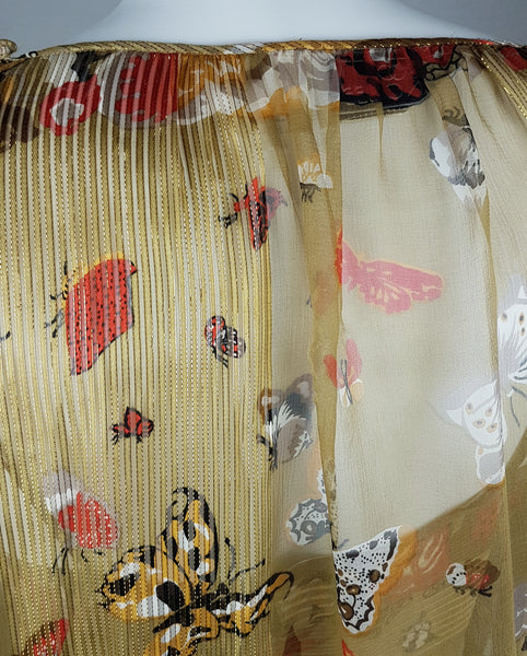 Interior close-up of the vintage 1980s Soo Yung Lee silk kaftan’s bound upper edge and partially visible black-and-red Soo Yung Lee label.