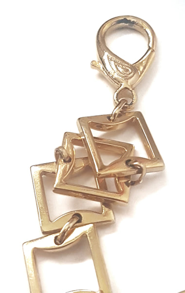 Close-up of the lobster clasp attached through overlapping square links to adjust the belt’s length