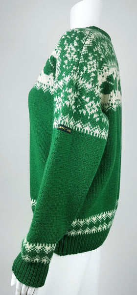 Vintage 1970s - 1980s Blarney Castle Irish fisherman’s green wool sweater with white shamrock and patterns on a mannequin