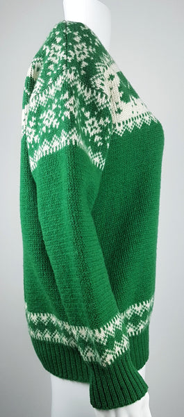 Vintage 1970s - 1980s Blarney Castle Irish fisherman’s green wool sweater with white shamrock and patterns on a mannequin